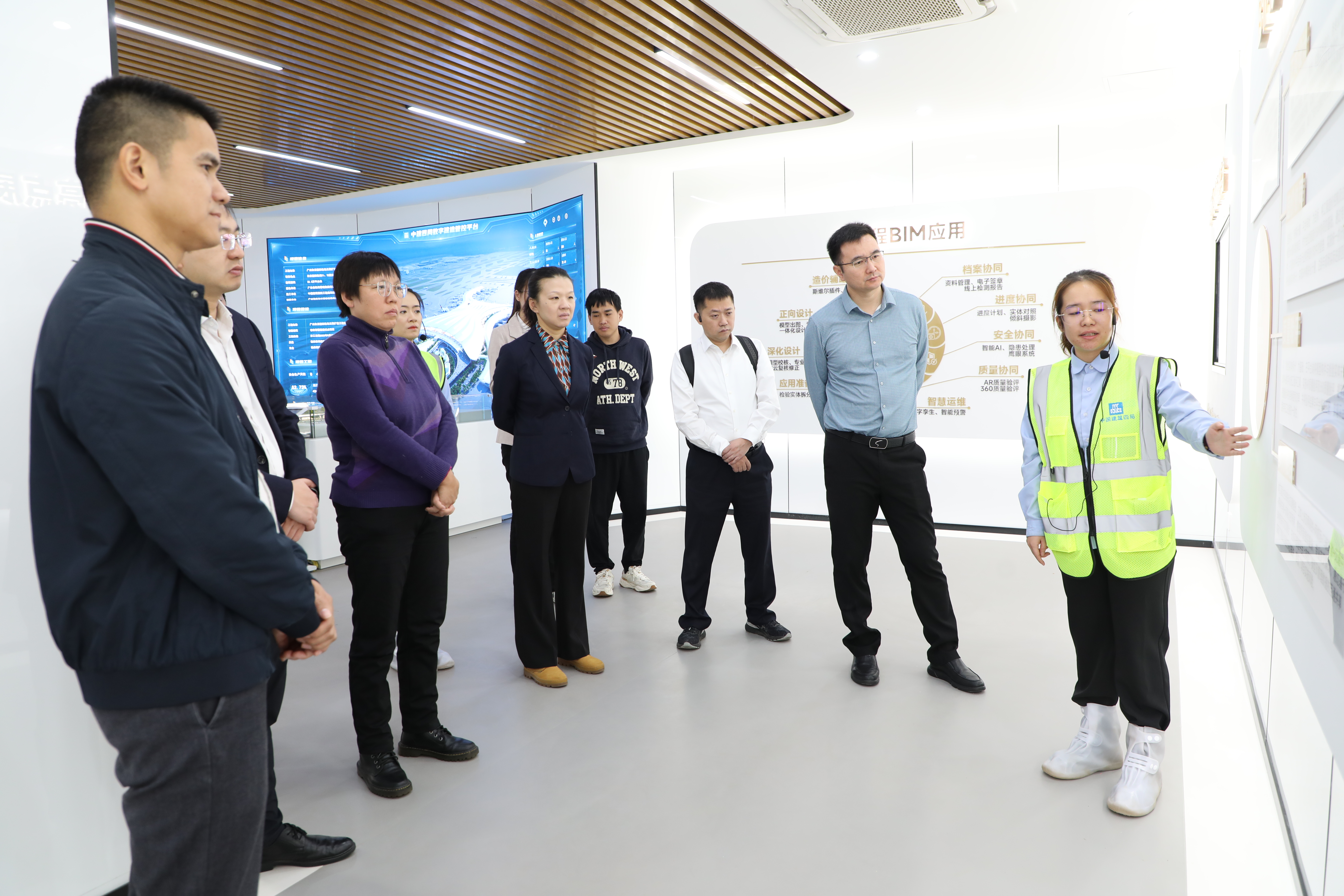 参观展厅.jpg 参观展厅.jpg