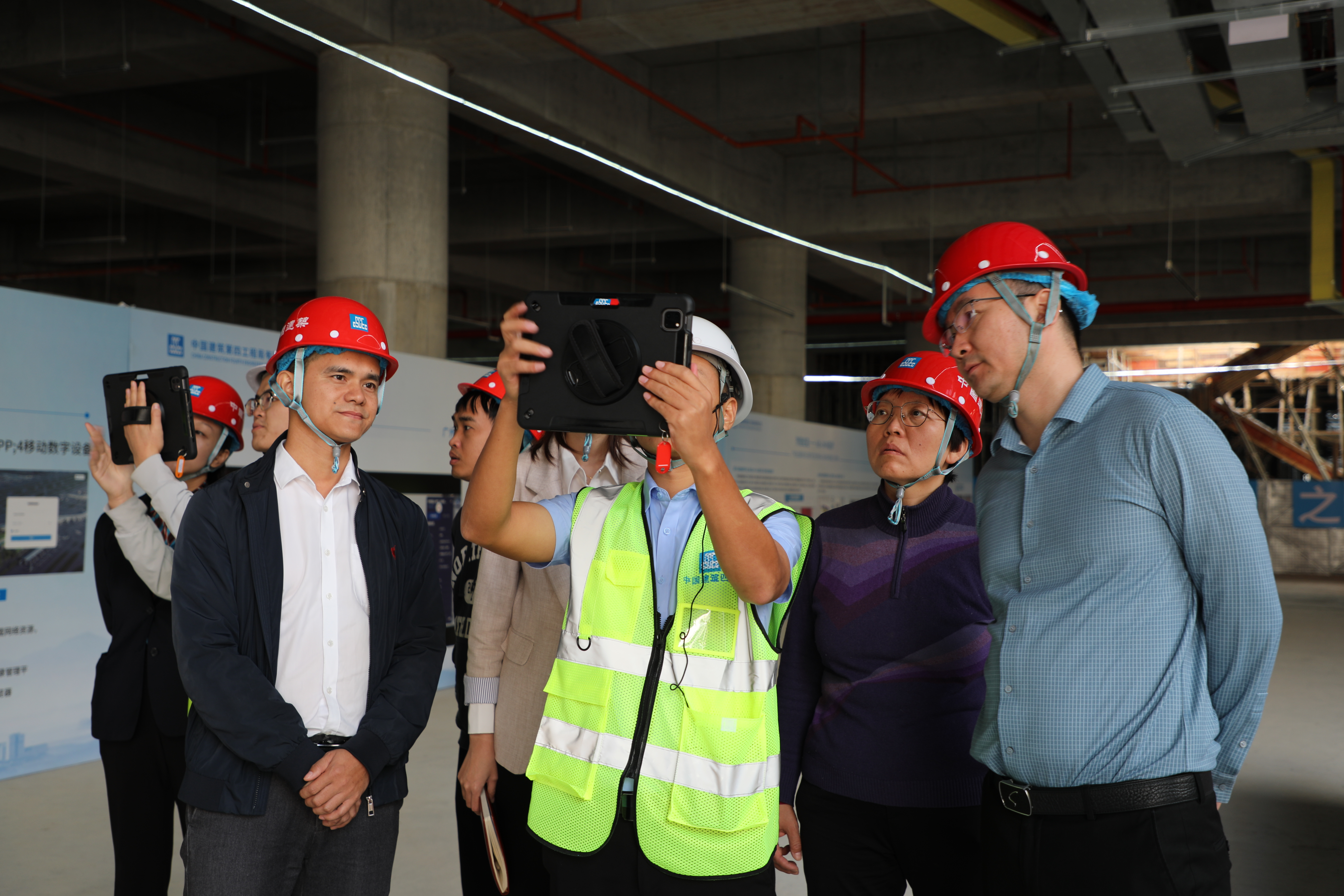 参观实体展区.jpg 参观实体展区.jpg