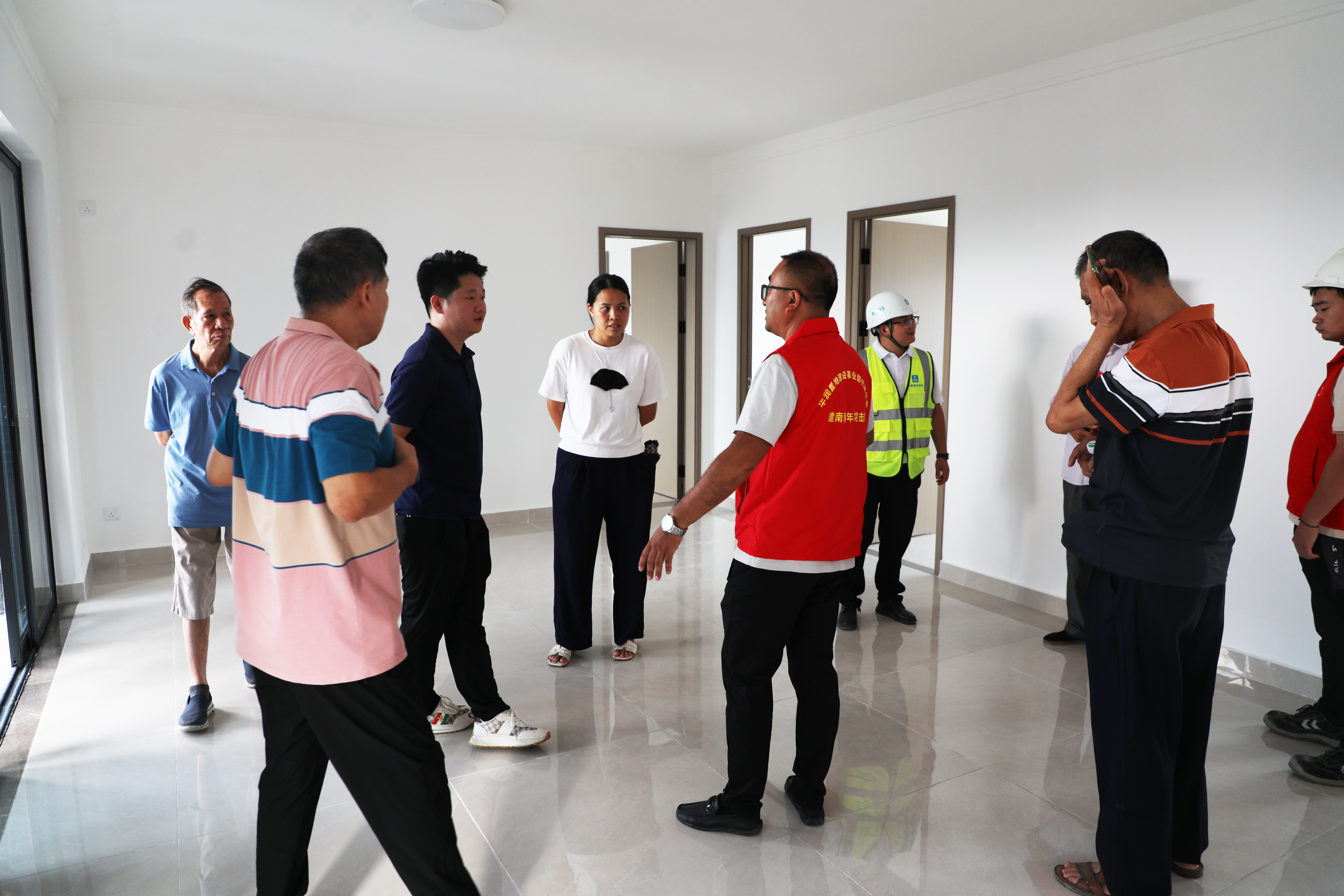 “归侨看新家”,心里乐开颜照片.jpg “归侨看新家”,心里乐开颜照片.jpg